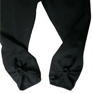 FABLETICS POWER HOLD CAPRI LEGGINGS WITH FLOWER SHAPE CUT OUTS EACH SIDE OF LEG!